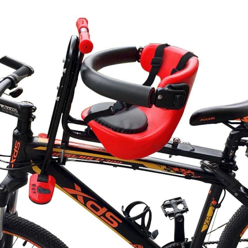 La seguridad del bebé en la silla de la bicicleta